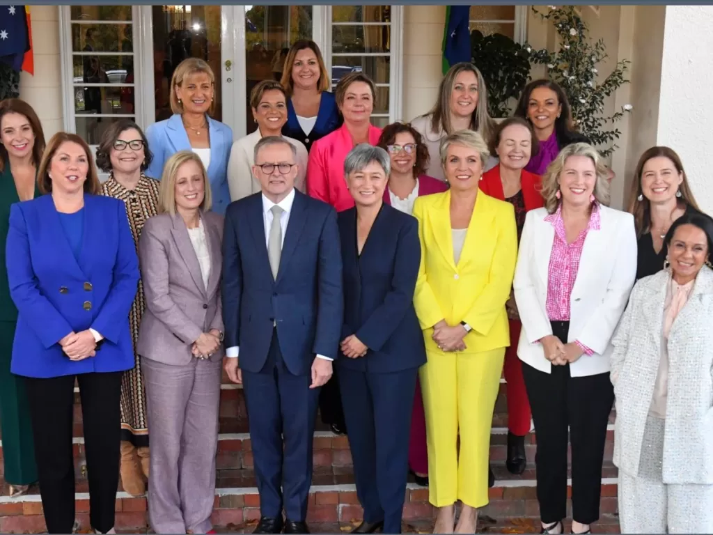 Perdana Menteri Australia Anthony Albanese bersama para menteri perempuan. (Foto/VOA)