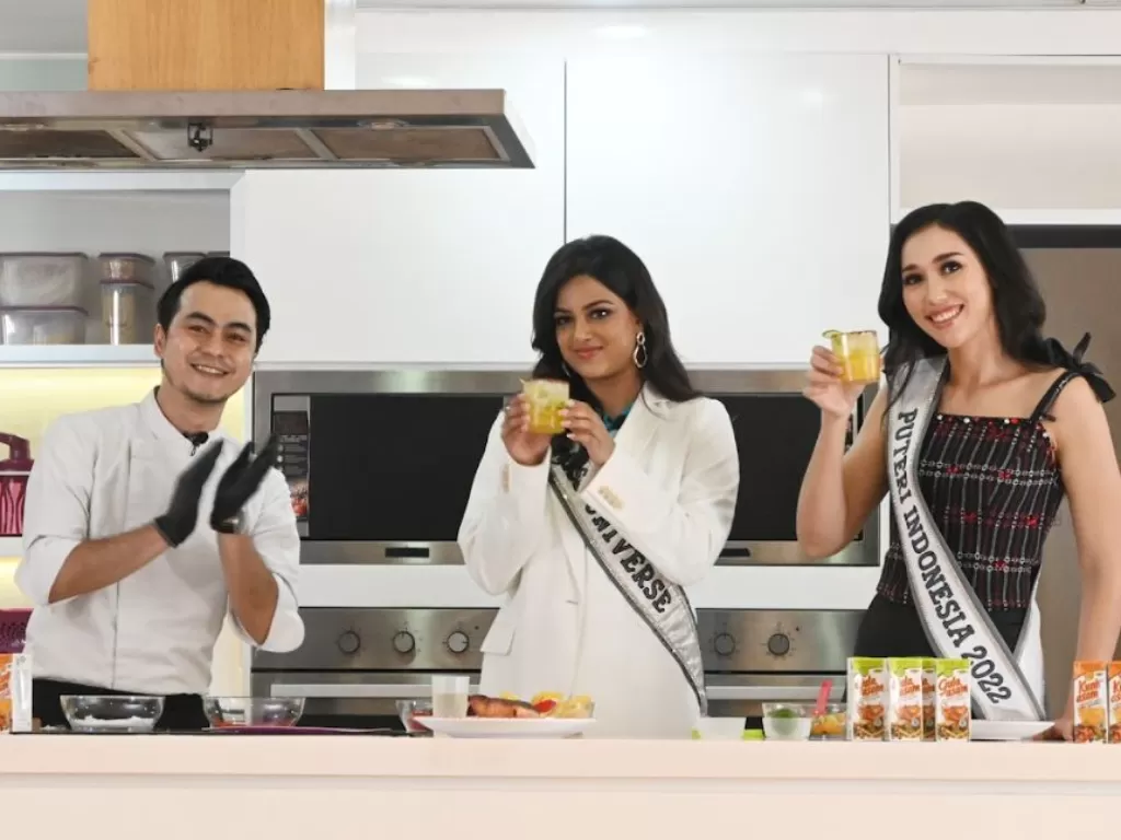 Puteri Indonesia 2022 Laksmi Shari De-Neefe Suardana dan Miss Universe 2021, Harnaaz Sandhu berkreasi bikin jamu (Facebook)