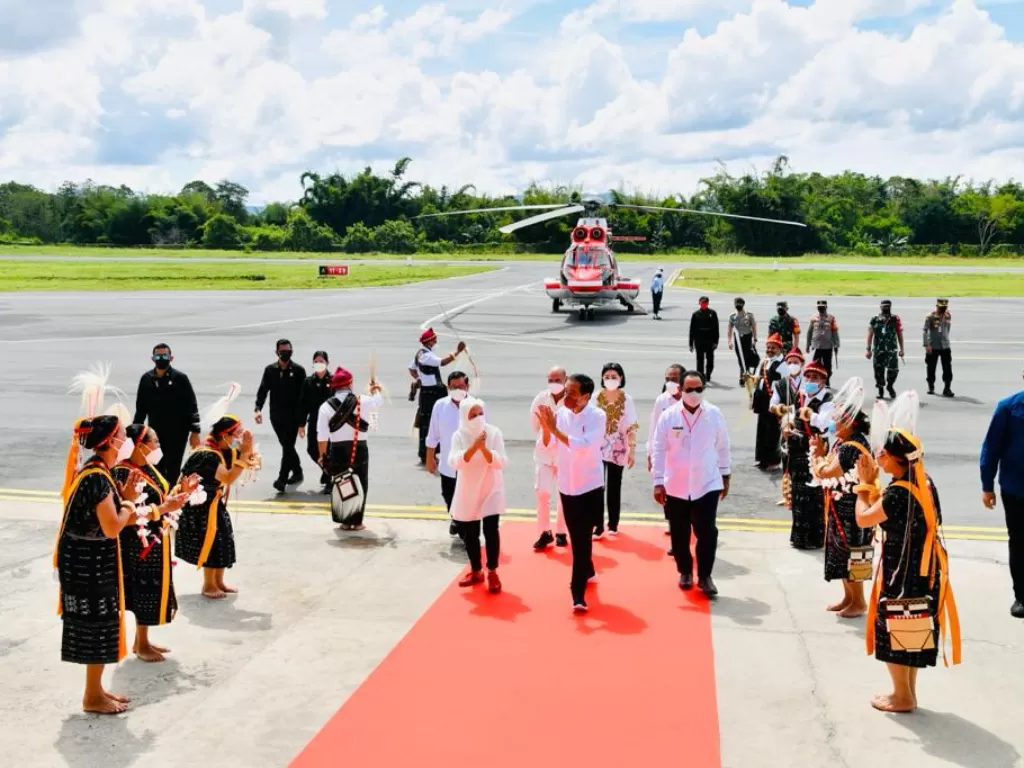 Jokowi di Bandar Udara Soa Bajawa, Kabupaten Ngada, NTT. (BPMI Setpres/Laily Rachev)