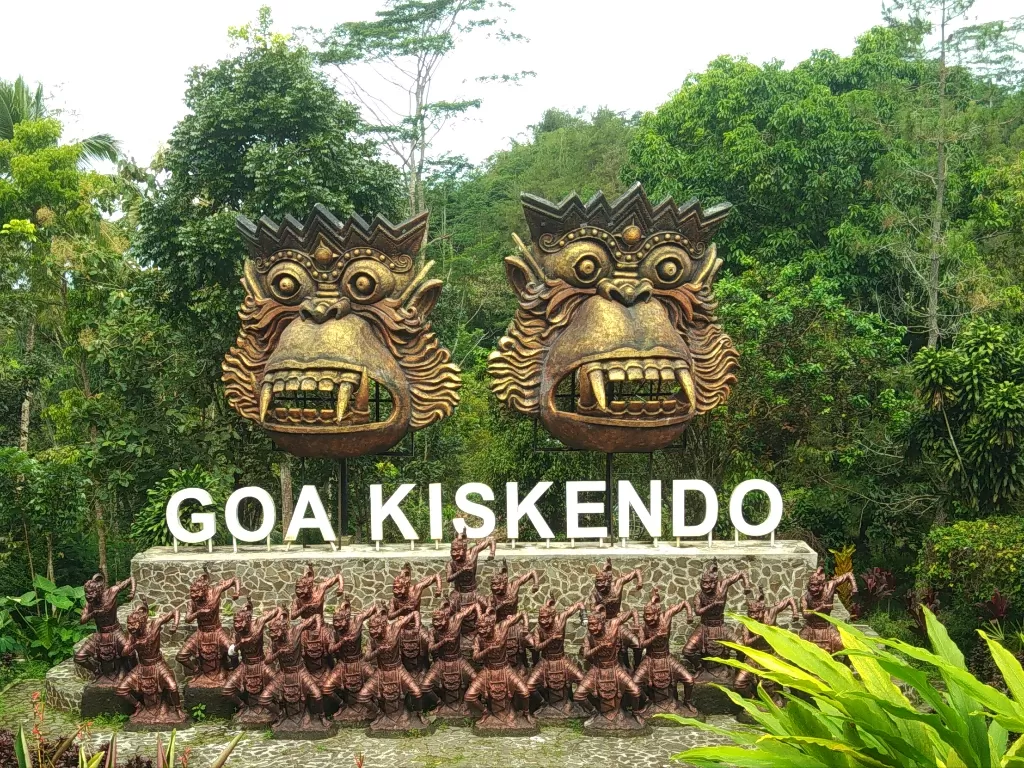 Patung pasukan kera di Goa Kiskendo (Eko Haryanto/IDZ Creators)