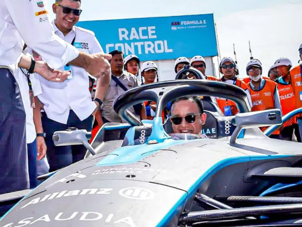 Anies Baswedan berkesempatan menjajal mobil Formula E. (Instagram/@aniesbaswedan)