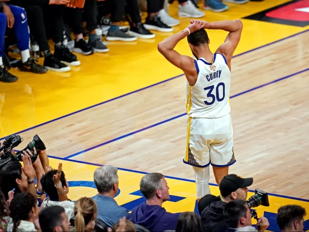 Bintang Golden State Warriros Stephen Curry tertunduk saat timnya kalah dari Boston Celtics di gim pertama Final NBA 2021-2022. (REUTERS/Cary Edmondson))
