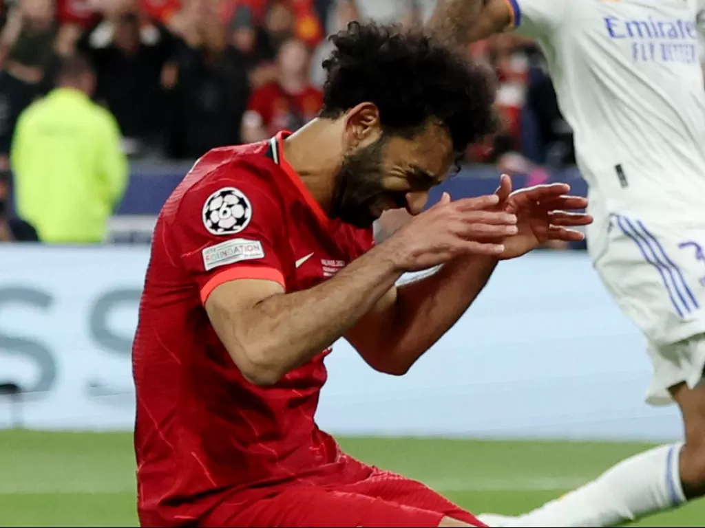 Ekpresi kecewa Mohamed Salah usai gagal mencetak gol pada laga Final Liga Champions, Liverpool vs Real Madrid, Sabtu (28/5/2022). (REUTERS/Lee Smith)