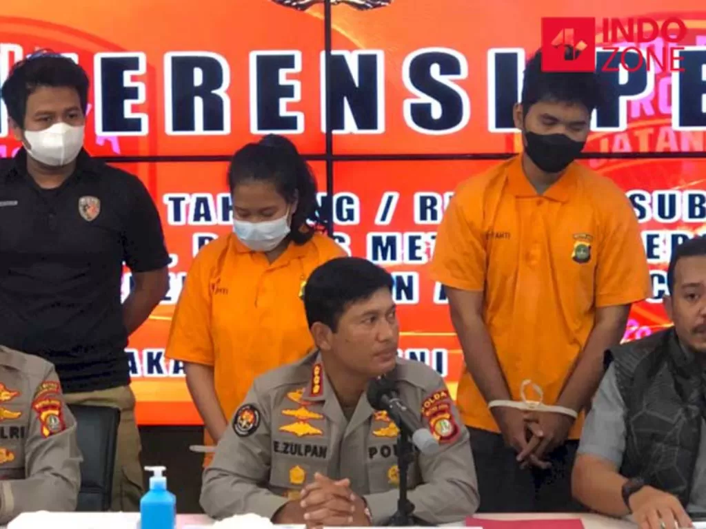 Konferensi pers pembunuhan berencana oleh dua sejoli di Mapolda Metro Jaya, Jumat (3/6/2022). (INDOZONE/Samsudhuha Wildansyah)