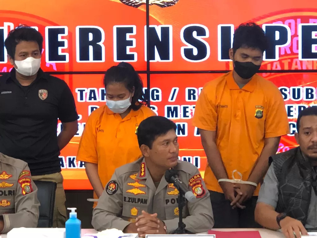 Konferensi pers pembunuhan berencana oleh dua sejoli di Mapolda Metro Jaya, Jumat (3/6/2022). (INDOZONE/Samsudhuha Wildansyah)