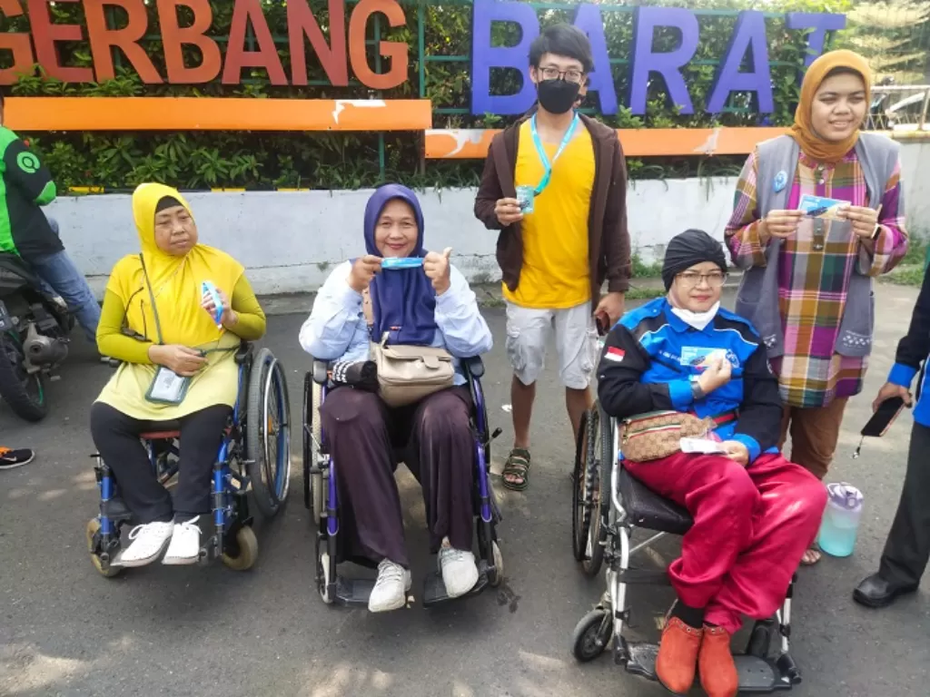 Ketua Disabilitas Kreatif Indonesia, Mia (kanan) di Ancol, Jakarta Utara. (INDOZONE/Samsudhuha Wildansyah).