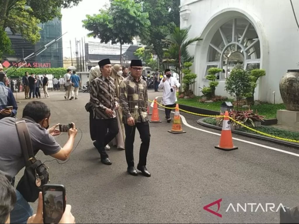Wali Kota Bogor Bima Arya mengunjungi Gubernur Jawa Barat Ridwan Kamil di Gedung Negara Pakuan, Kota Bandung, Jawa Barat. (ANTARA/Bagus Ahmad Rizaldi)