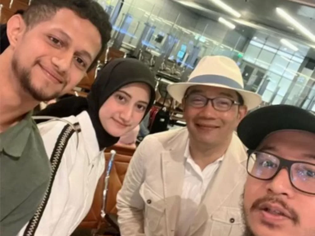 Selebgram Fitri Bazri ajak Ridwan Kamil selfie di bandara (Twitter/@Askrlfess)