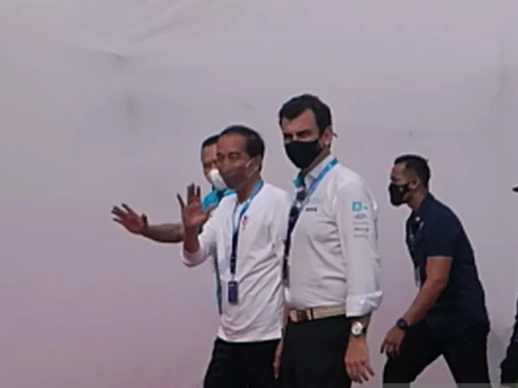 Presiden Joko Widodo disambut Chief Championship Officer sekaligus Founder Formula E Alberto Longo saat tiba di Sirkuit Jakarta International E-Circuit di Ancol, Jakarta. (ANTARA/Gilang Galiartha)