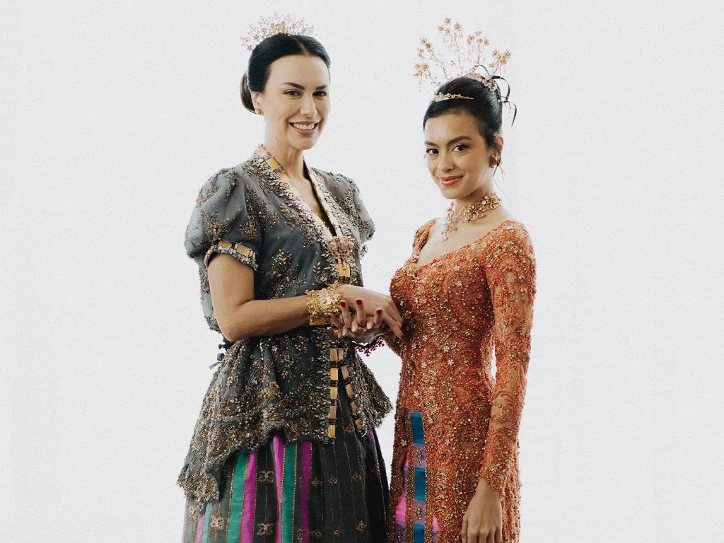 Sophia Latjuba dan Eva Celia pakai baju adat Bugis. (Instagram/thebridestory)