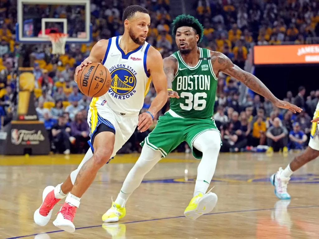 Warriors Stephen Curry dan Celtics Marcus Smart di NBA Finals game 2. (REUTERS)