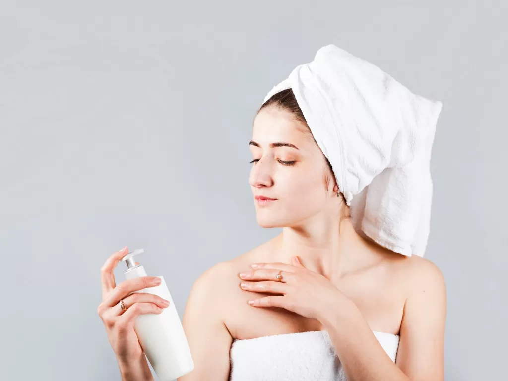 Ilustrasi wanita menggunakan body lotion (freepik)