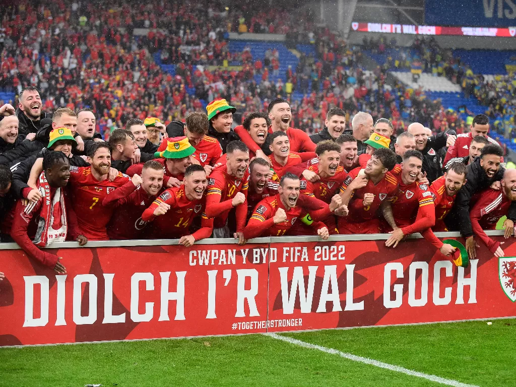 Timnas Wales merayakan ke Piala Dunia 2022. (REUTERS/Rebecca Naden)