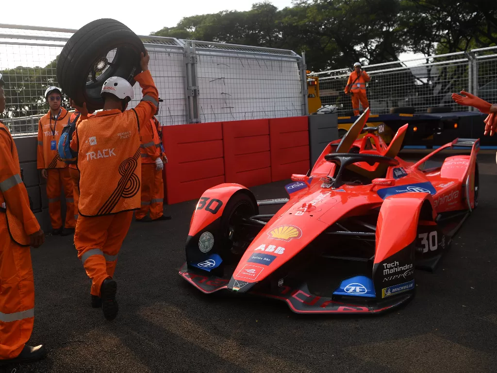 Sejumlah marshall bersiap memindahkan mobil tim Mahindra Racing yang rusak usai balapan Formula E seri kesembilan di JIEC, Jakarta. (ANTARA/Wahyu Putro A)