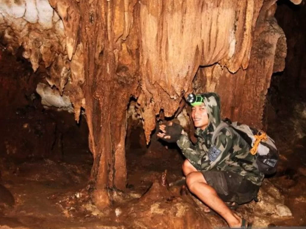 Seorang penjelajah berfoto di dalam gua Baramban yang merupakan salah satu geosite Geopark Meratus di Kalimantan Selatan. (ANTARA/Muhammad Fauzi Fadilah)