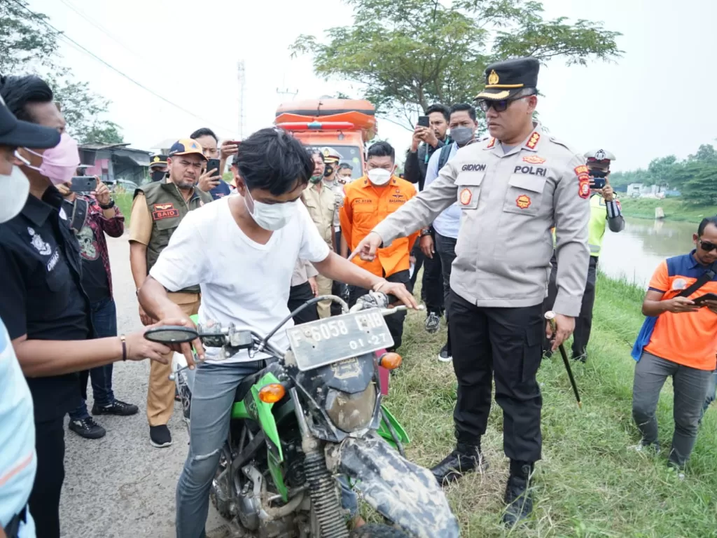 Barang bukti motor tenggelam di Kalimalang, Cikarang, Kabupaten Bekasi. (Dok. Polres Metro Bekasi Kota)
