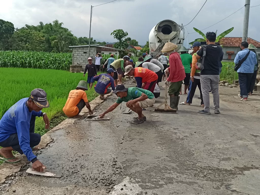 Warga Dusun Ngadiro, Desa Pintu, Ponorogo membantu melebarkan jalan. (Pramita Kusumaningrum/IDZ Creators) 
