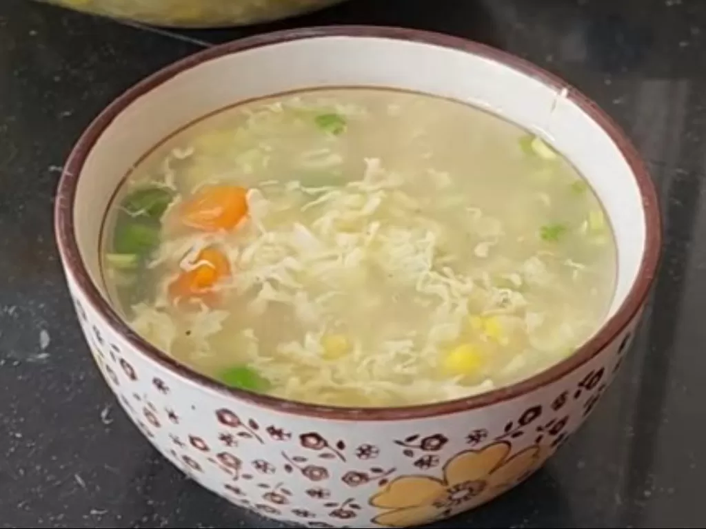 Resep sup telur sayuran rice cooker. (YouTube/Cooking with Hel)