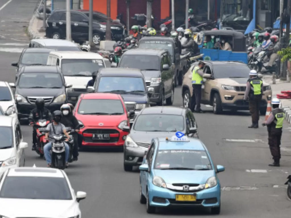 Polisi memberhentikan pengendara mobil yang melanggar peraturan lalu lintas saat pemberlakuan aturan ganjil genap di Jalan Gajah Mada, Jakarta, Senin (6/6/2022). (ANTARA FOTO/Aditya Pradana Putra)