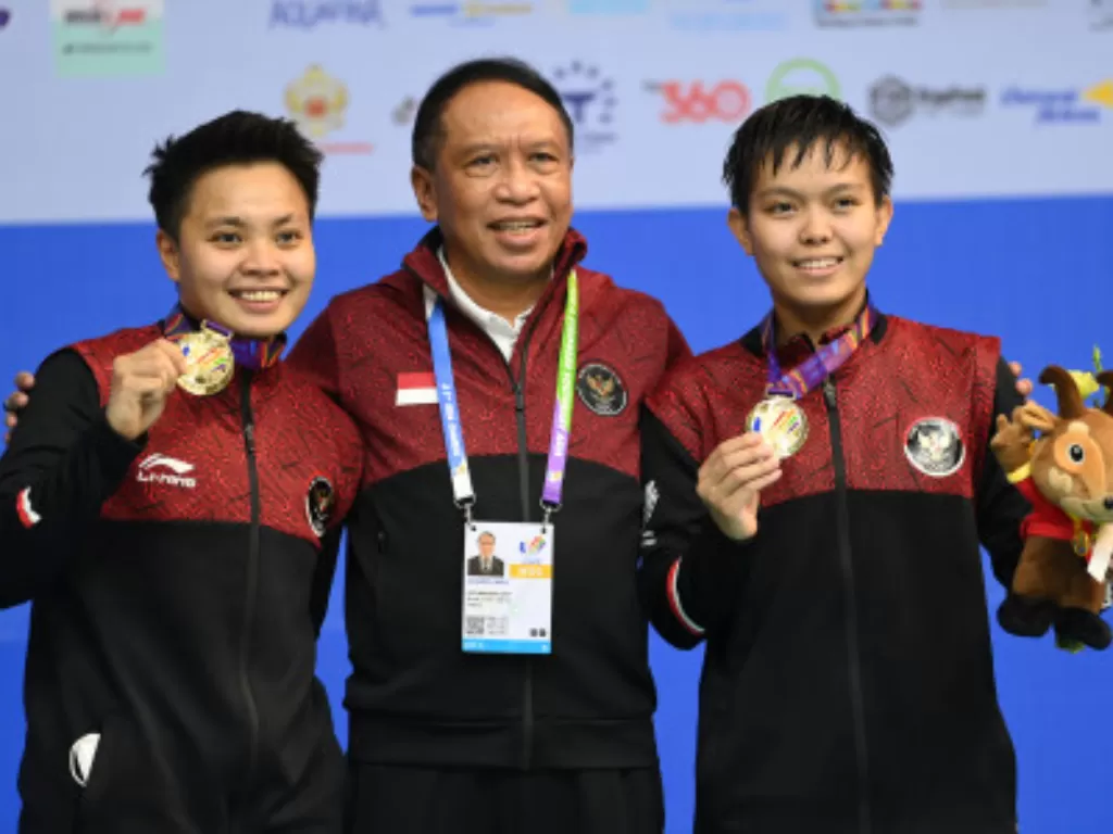 Menteri Pemuda dan Olahraga Zainudin Amali (tengah) berfoto bersama peraih medali emas SEA Games 2021 yakni pebulu tangkis ganda putri Indonesia Apriyani Rahayu (kiri) dan Siti Fadia Silva Ramadhanti (kanan). (ANTARA FOTO/Zabur Karuru)