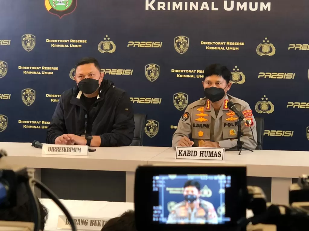 Konferensi pers penangkapan pimpinan Khilafatul Muslimin, Selasa (7/6/2022). Dirkrimum Polda Metro, Kombes Hengki (kiri), Kabid Humas, Kombes E Zulpan (kanan) di Polda Metro Jaya, Jakarta. (INDOZONE/Samsudhuha Wildansyah)