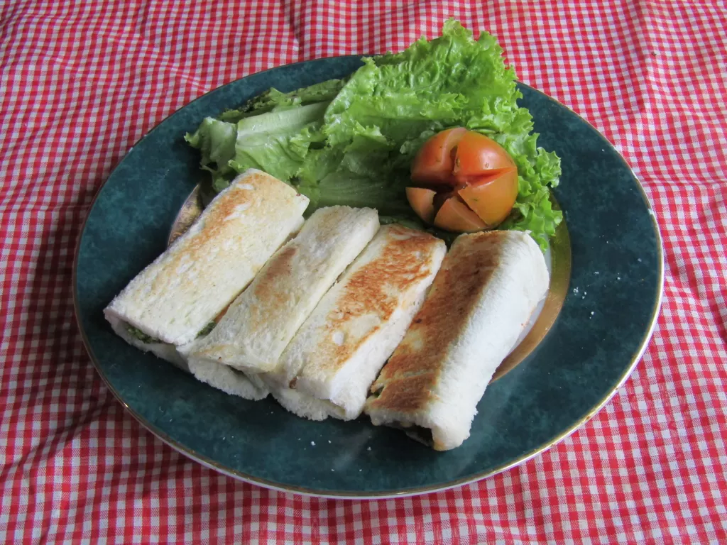 Kebab roti tawar simpel dan lezat (Vivi Sanusi/IDZ Creators)
