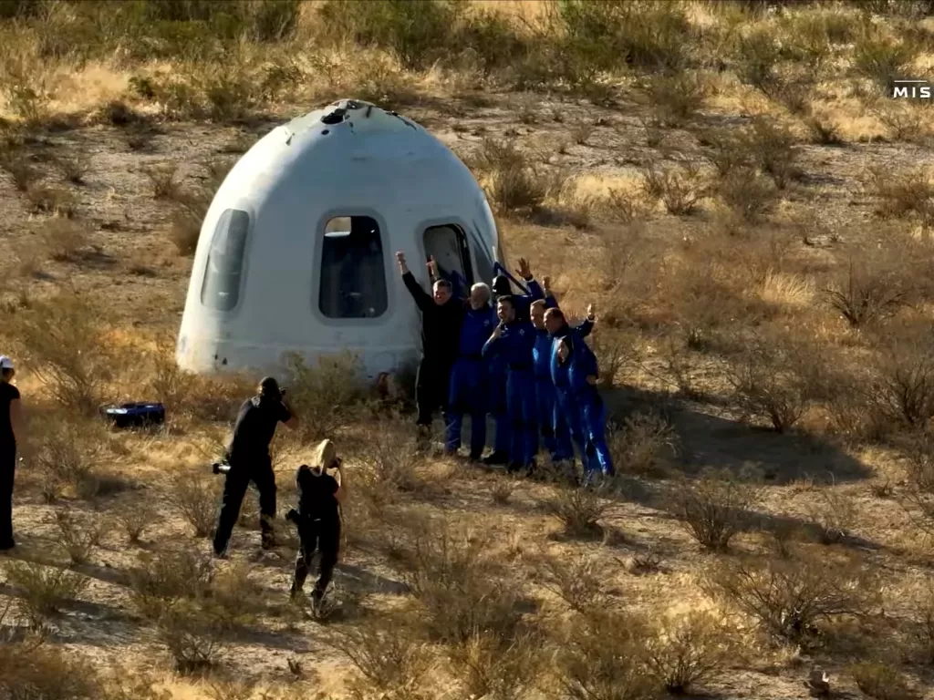 Blue Origin sukses mendarat ke Bumi usai perjalanan ke luar angkasa. (Blue Origin/Handout via REUTERS)