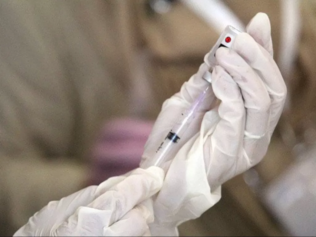 Ilustrasi - Vaksinator tengah mengukur dosis vaksin. (ANTARA/Ruth Intan Sozometa Kanafi/aa)