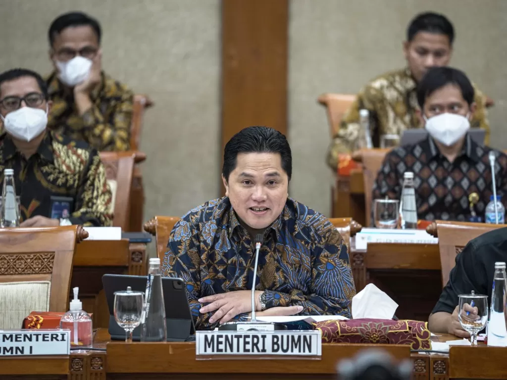 Menteri BUMN Erick Thohir menyampaikan paparan pada rapat kerja dengan Komisi VI DPR di Kompleks Parlemen, Senayan, Jakarta. (ANTARA/Dhemas Reviyanto)