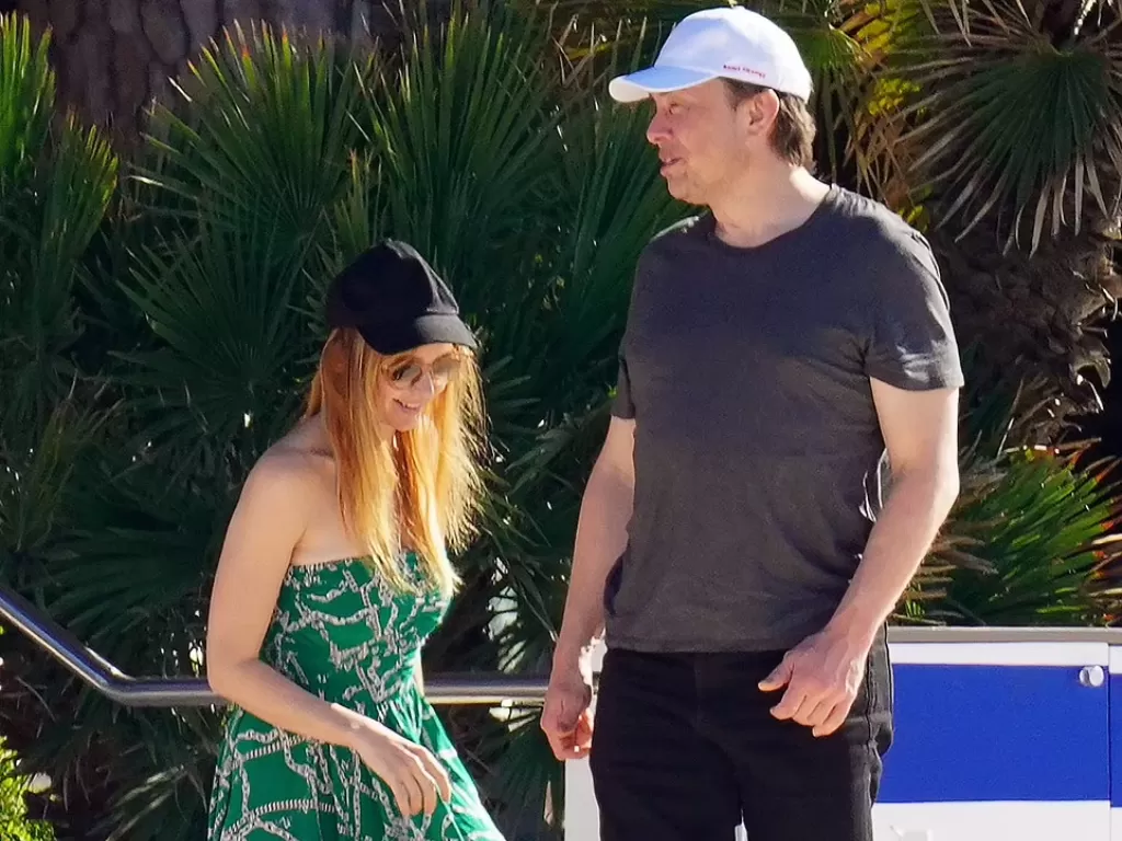 Elon Musk dan kekasih barunya, Natasha Bassett. (Daily Mail)