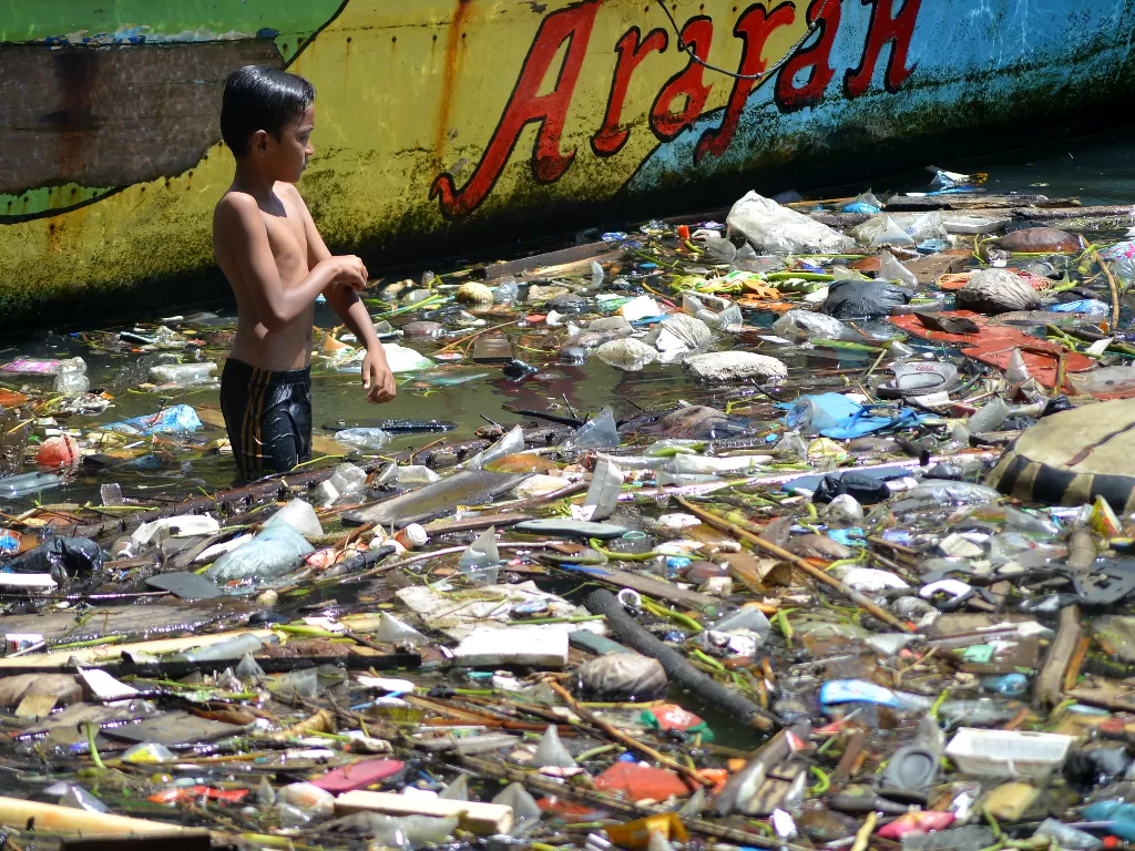 Anak-anak bermain di antara sampah di Sungai Batang Arau, Padang, Sumatera Barat, Rabu (11/5/2022). (ANTARA/Iggoy El Fitra)