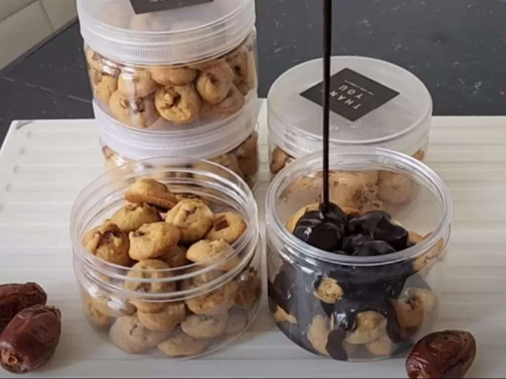 Resep mini cookies kurma. (YouTube/Cooking with Hel)