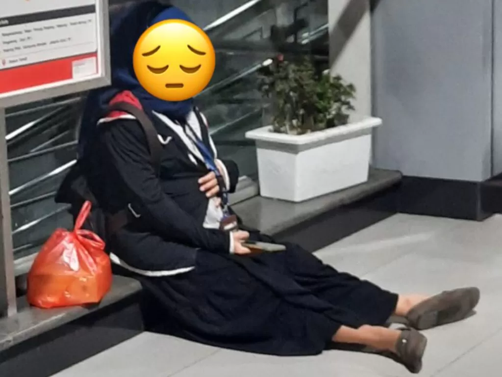 Ibu hamil yang kelelahan di stasiun kereta Cakung. (Twitter/@jalurbekasi)