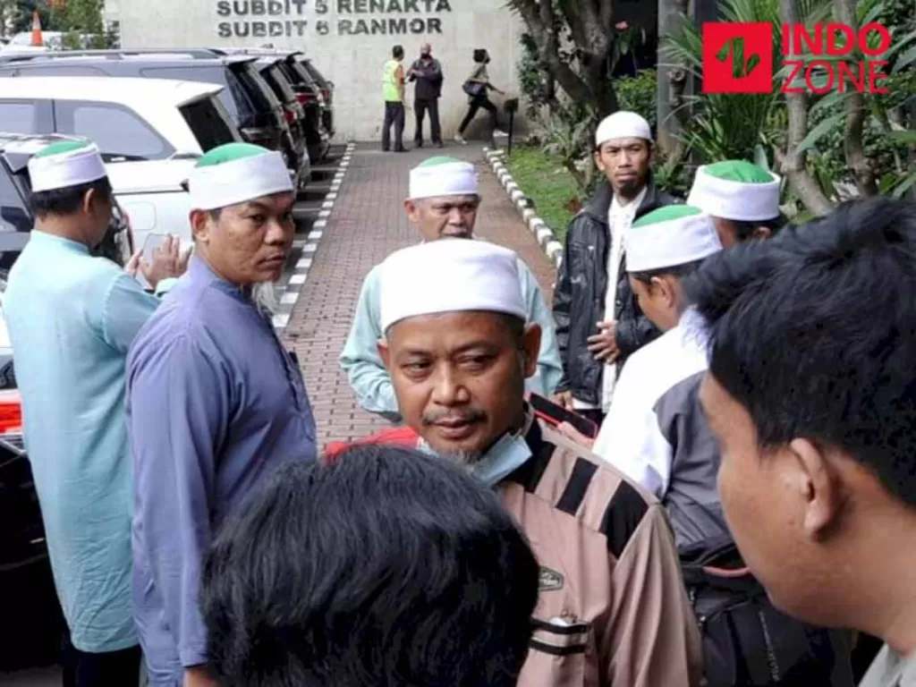 Sejumlah simpatisan Khilafatul Muslimin di Polda Metro Jaya, Jakarta, Selasa (7/6/2022). (INDOZONE/Samsudhuha Wildansyah).