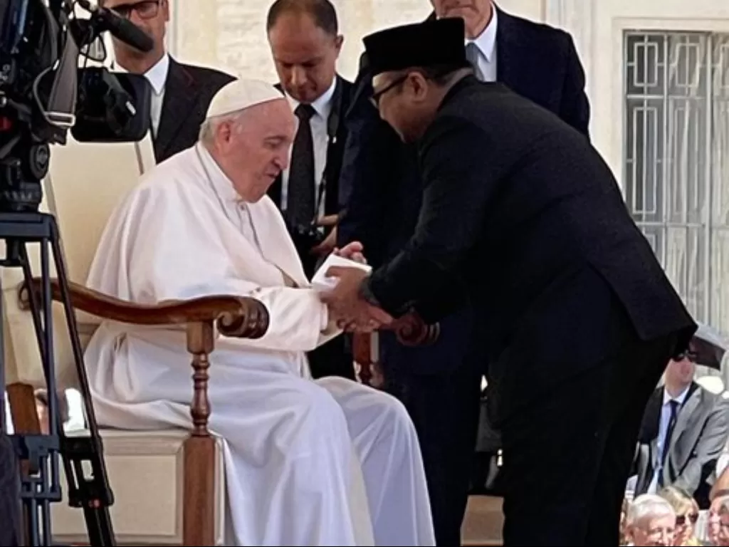 Yaqut Cholil Qoumas bertemu dengan Paus Fransisksus di Vatikan. (Dok. Kemenag)