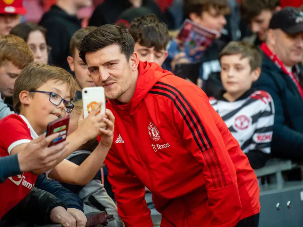 Harry Maguire berfoto dengan fan Manchester United. (Dok. Manchester United)
