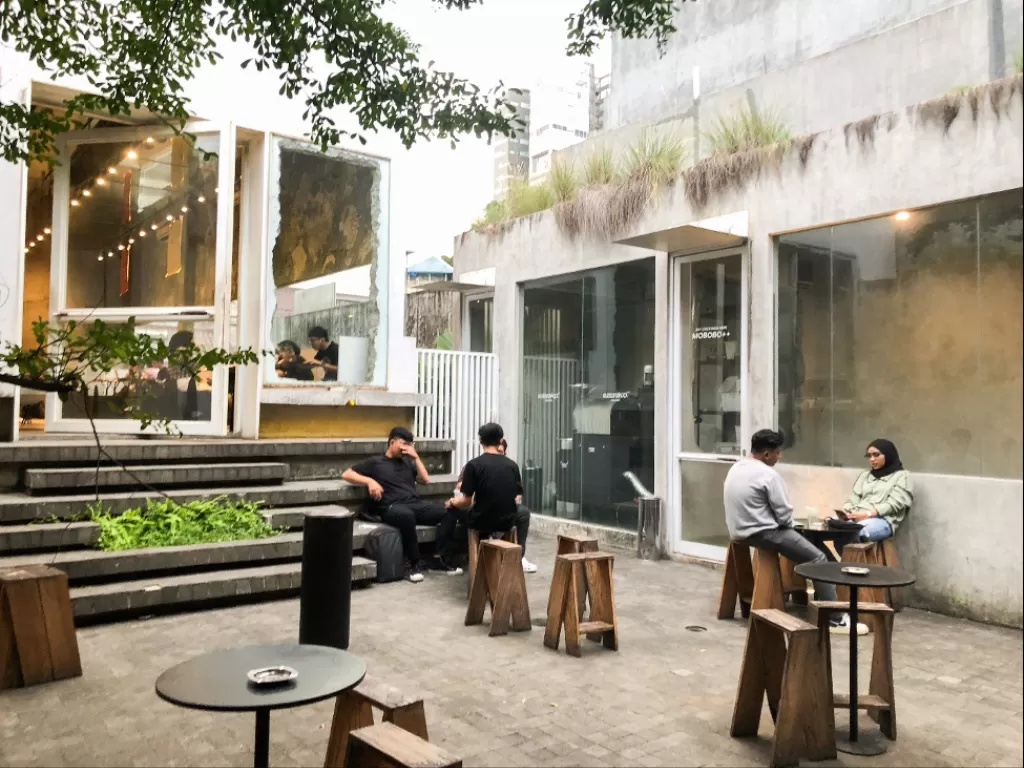 Kafe berkonsep unfinished yang nyaman di Jaksel (Robi Juniarta/IDZ Creators)