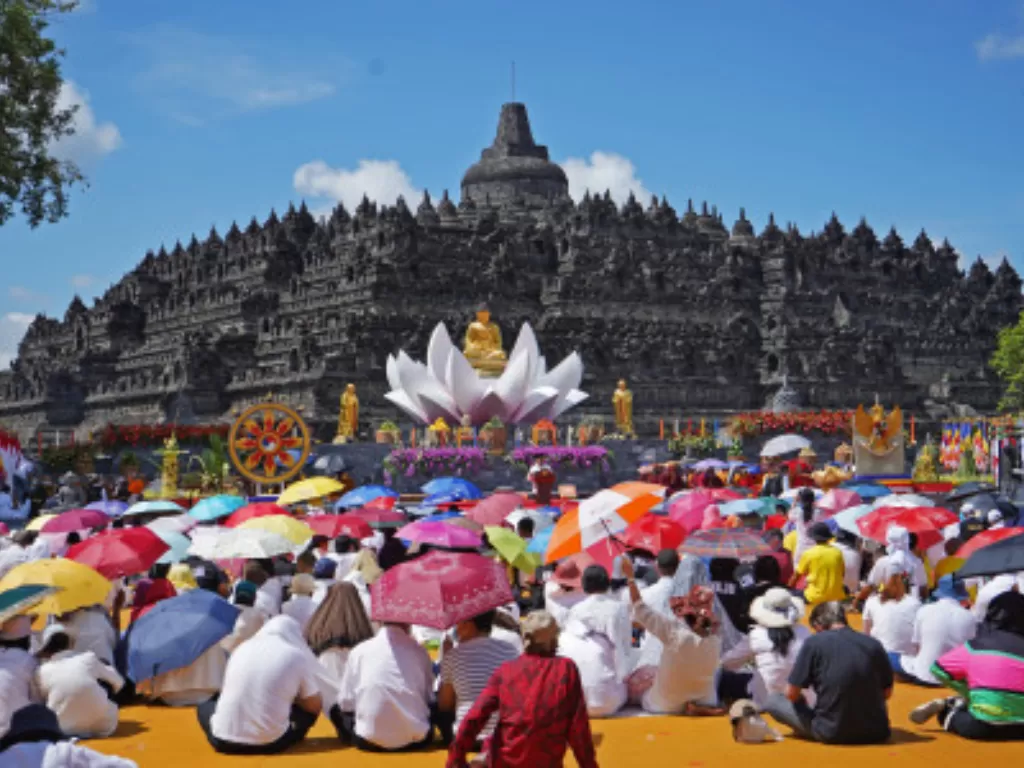 Umat Budha bermeditasi saat detik-detik perayaan Tri Suci Waisak 2566 BE/2022 di pelataran candi Borobudur, Magelang, Jateng (ANTARA FOTO/Anis Efizudin).