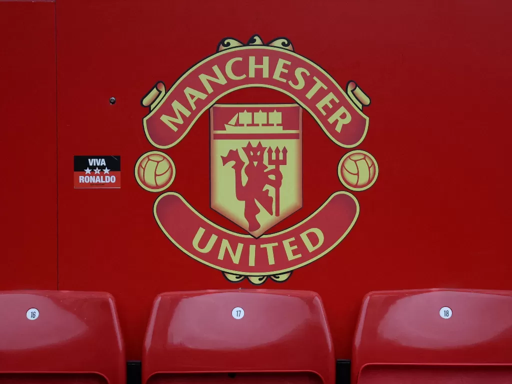 Logo klub Manchester United. (REUTERS/Phil Noble)