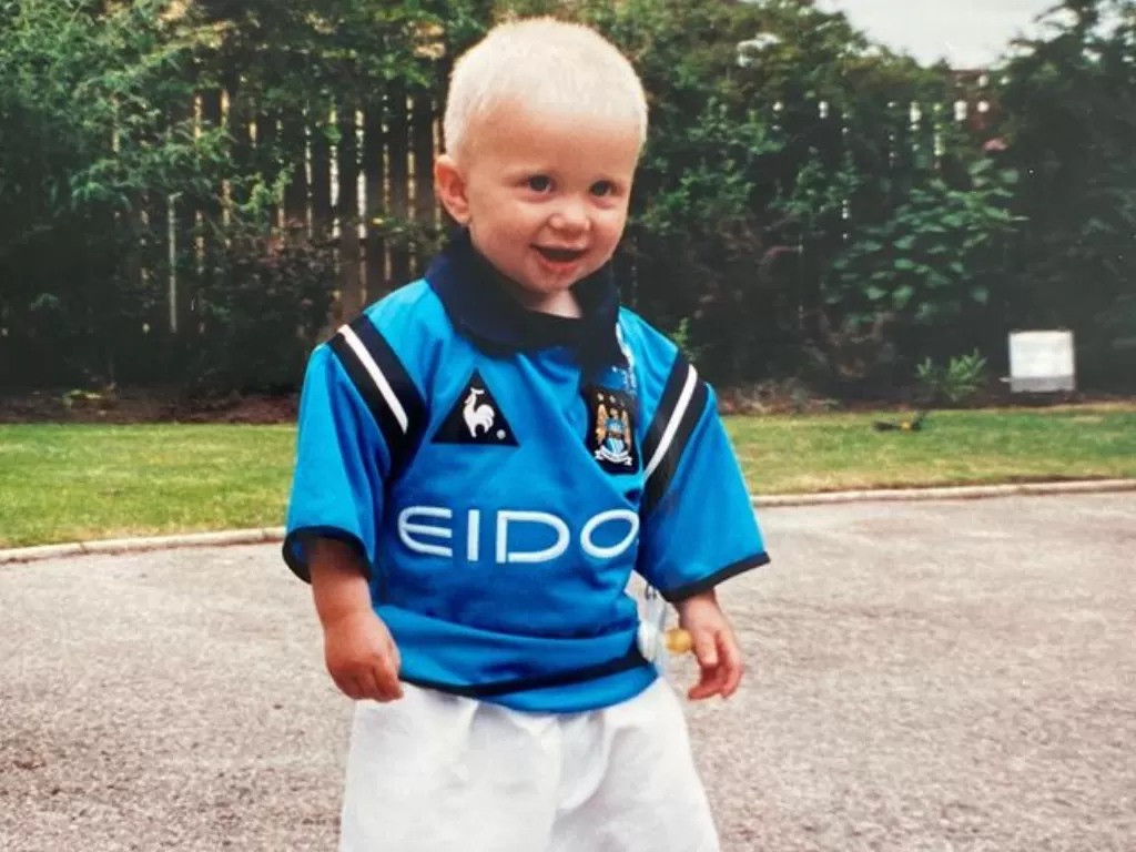 Erling Haaland mengenakan jersey Manchester City saat masih balita. (Instagram/@erling.haaland)