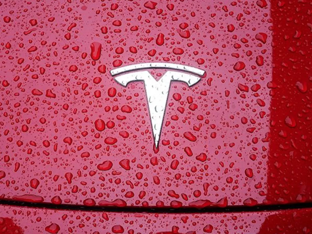 Arsip Foto - Logo Tesla terlihat di sebuah mobil di tengah hujan di wilayah Manhattan, New York City, New York, AS, Rabu (5/5/2021). (ANTARA/REUTERS/Carlo Allegri/am)
