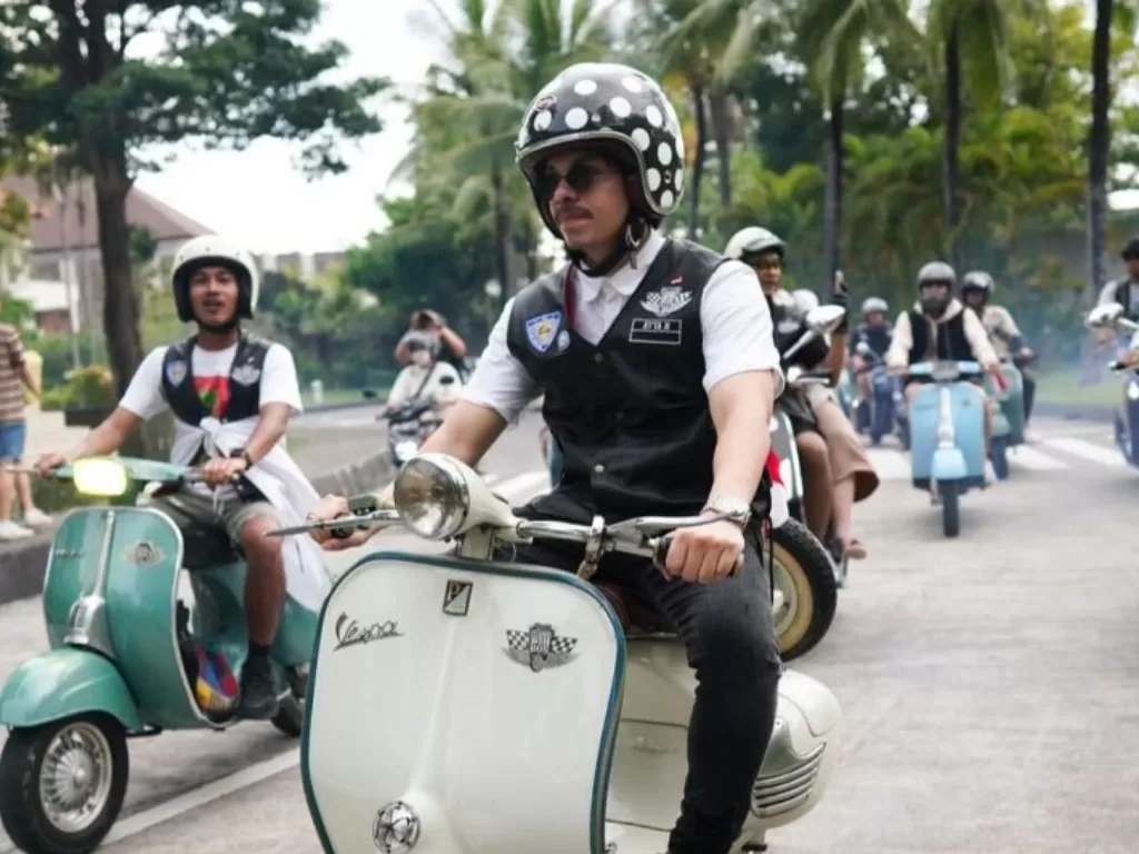 Atta Halilintar riding dengan Vespa klasik miliknya. (Instagram/attahalilintar)