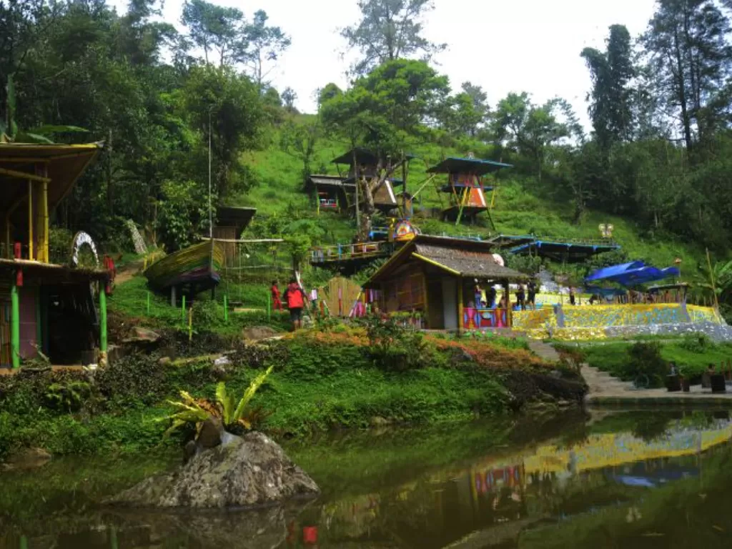 Sejumlah warga menikmati objek wisata Desa Bambo Park di Desa Malino, Kabupaten Gowa, Sulawesi Selatan, Minggu (12/6/2022). (ANTARA FOTO/Abriawan Abhe/YU)