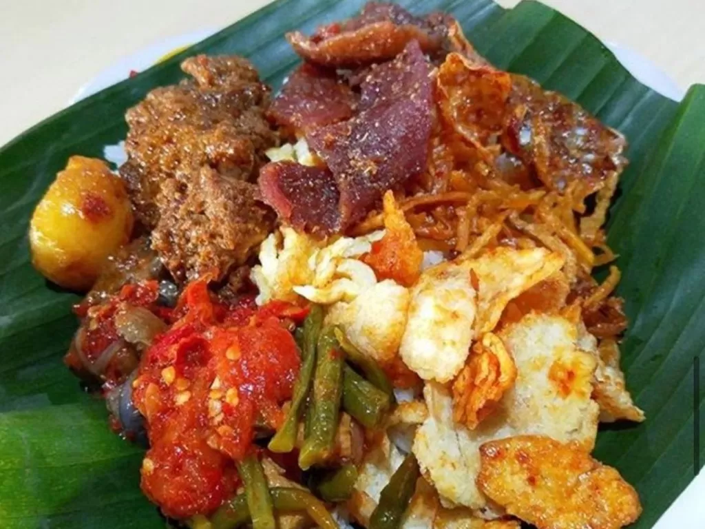 Nasi gurih Aceh dengan lauk dendeng babi (Instagram/@rajifirdana)