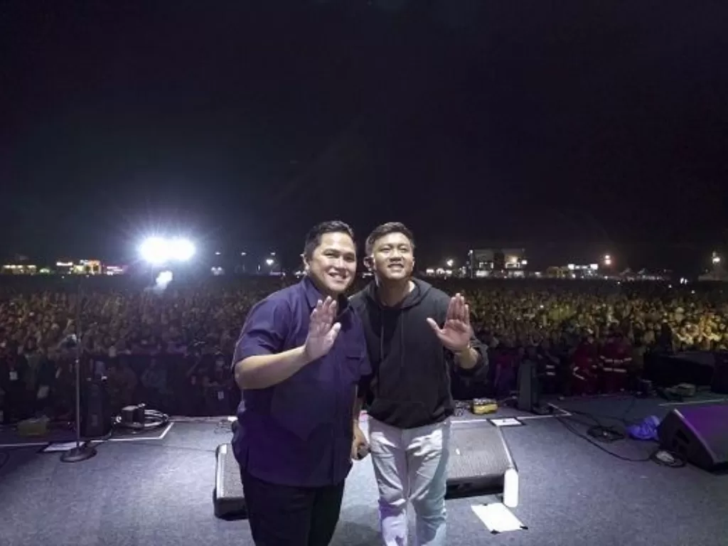Erick Thohir saat berada di atas panggung dengan Denny Caknan di Telkomsel Fest 2022 pada Sabtu, 11 Juni 2022. (Dok. Humas Kementerian BUMN)