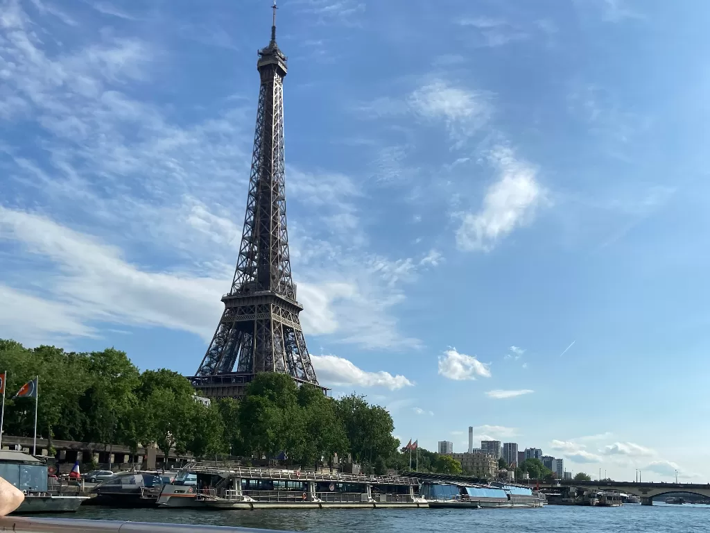 Menara Eiffel nampak indah dari kapal wisata (Dada Sabra Sathilla/IDZ Creators)