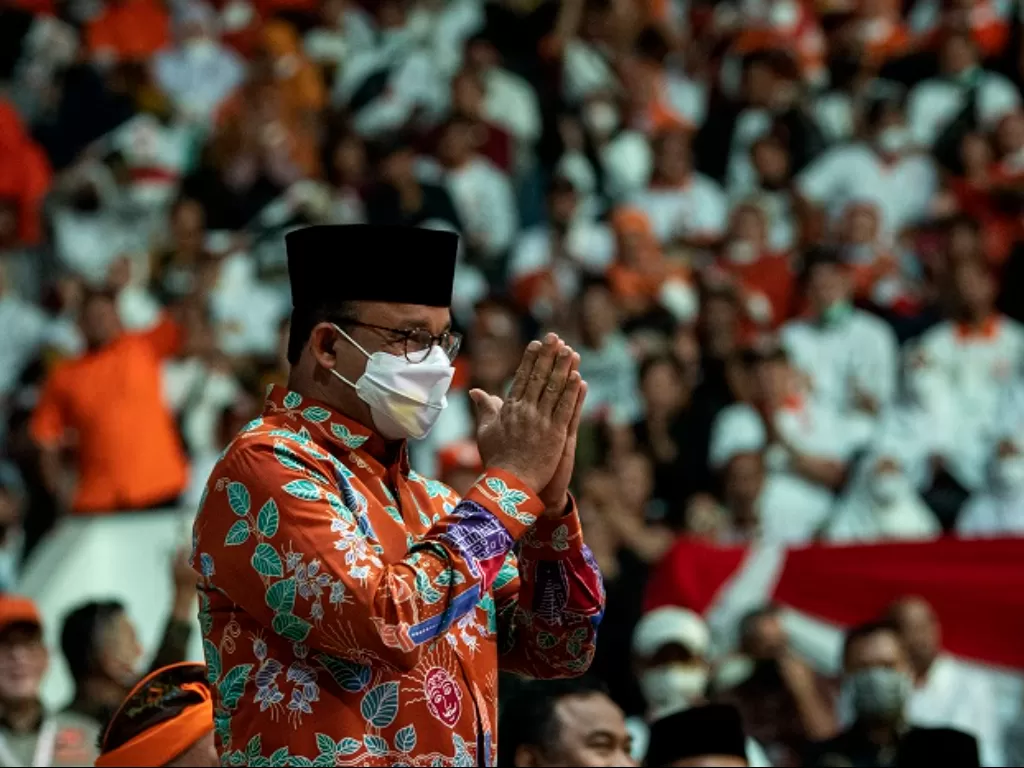 Gubernur DKI Jakarta Anies Baswedan memberi salam saat menghadiri Milad ke-20 PKS di Istora Senayan. (ANTARA FOTO/Sigid Kurniawan)