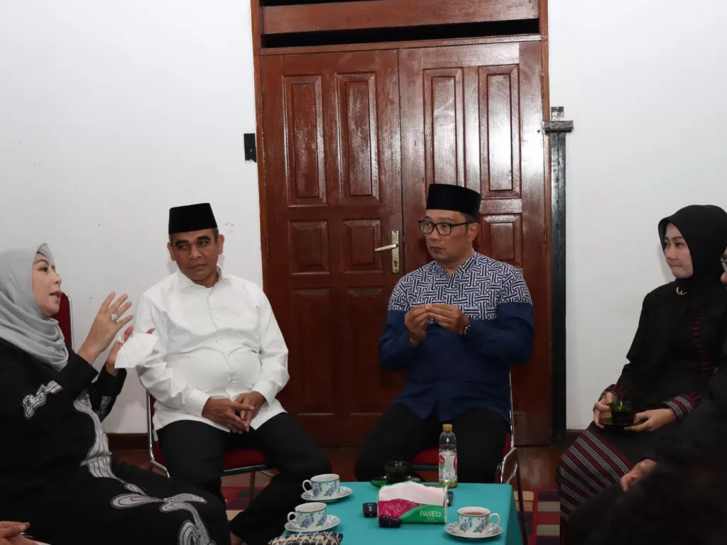Sekjen Gerindra Ahmad Muzani (baju putih) bertemu dengan Ridwan Kamil dan istri. (Dok. Gerindra)