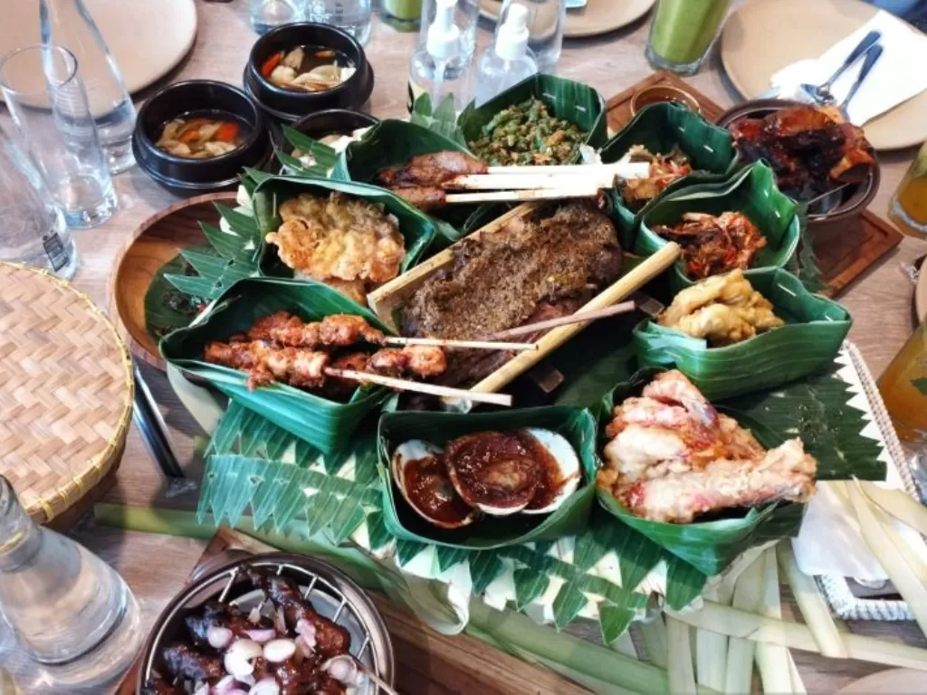 Sajian menu megibung khas Pulau Dewata di restoran Bali Timbungan, Sarinah, Jakarta, 14 Juni 2022. (ANTARA/Rizka Khaerunnisa)