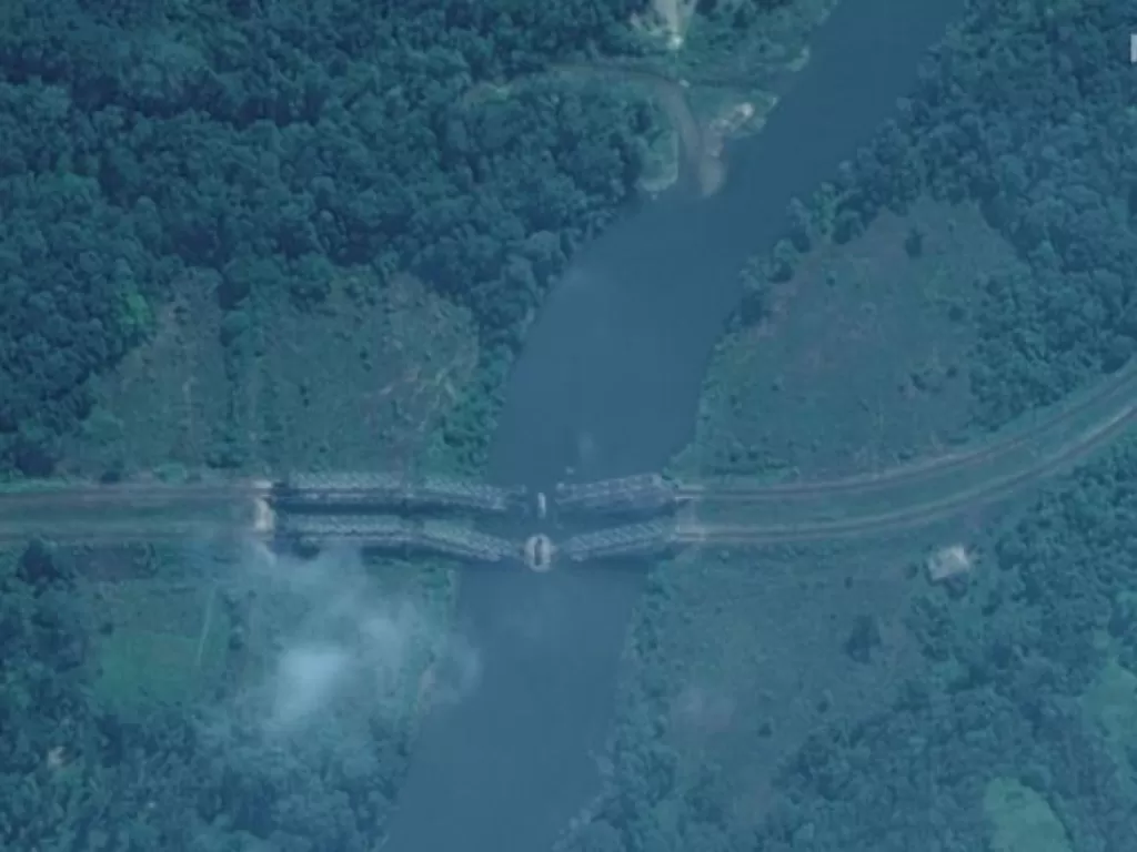 Gambar satelit menunjukkan jembatan kereta api yang rusak di barat laut Severodonetsk, Ukraina, 11 Juni 2022. (Maxar Technologies/Reuters)